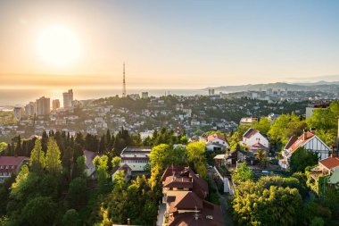 Güneş ışığı içinde şehir Soçi ile Yeşil vadi.