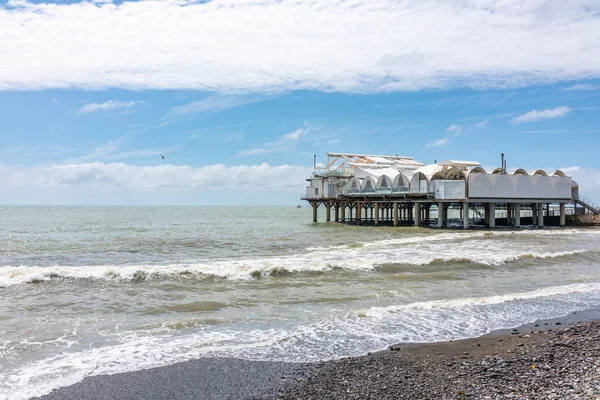 Kıyıya yakın denizde destekler platformu.