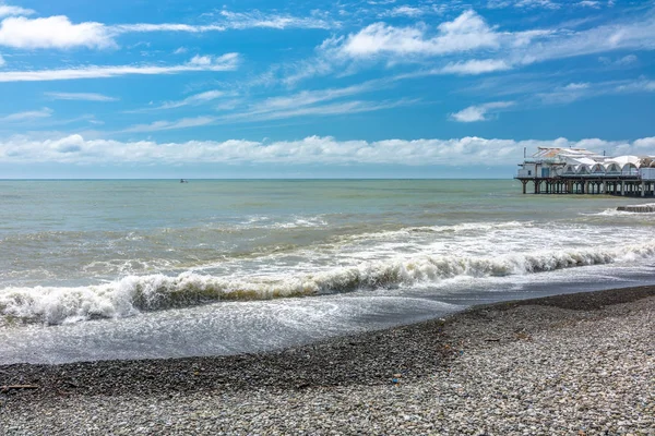 Kıyıya yakın denizde destekler platformu.