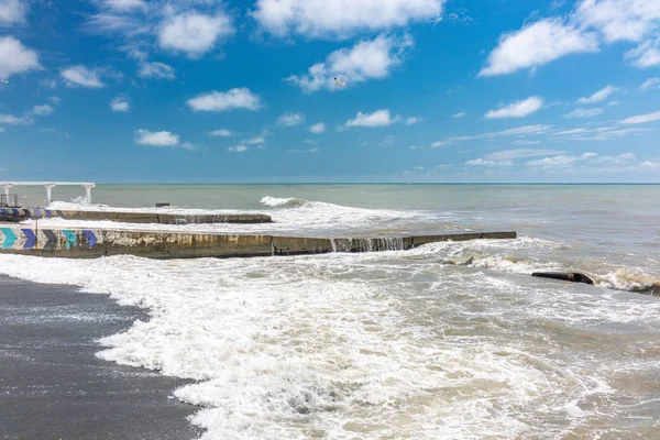 Rusya'nın Soçi kentinde Karadeniz'de fırtına eserken deniz dalgası