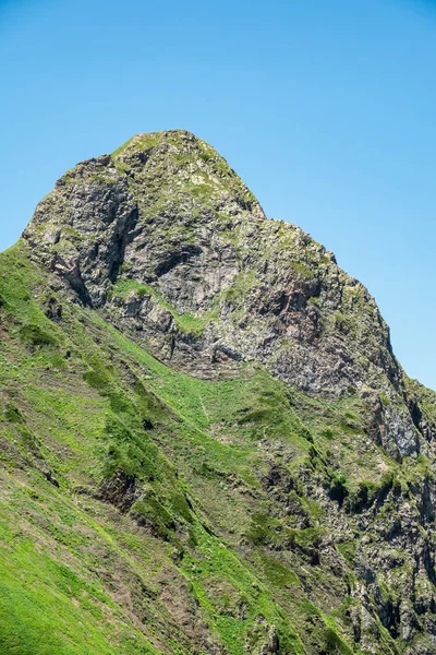 High mountain with green slope. Black Pyramid Mountain, Krasnaya Polyana, Sochi, Caucasus, Russia — Stock Photo, Image