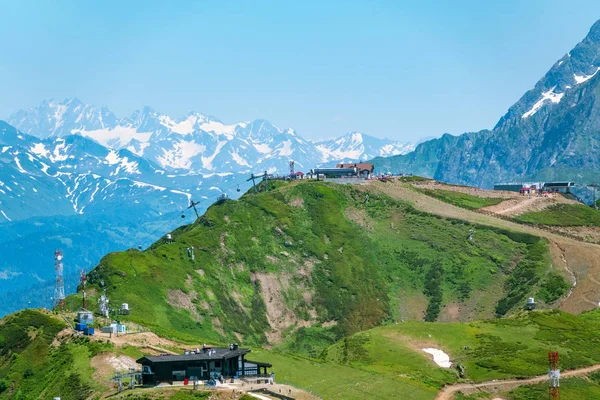 Blick auf die Spitze eines Hochgebirges mit Seilbahnen. Krasnaja Poljana, Sotschi, Kaukasus, Russland. — Stockfoto
