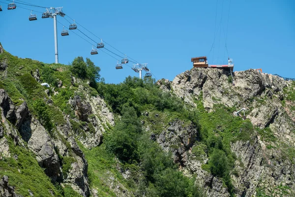 Die Spitze des felsigen Berges mit der Seilbahn. Krasnaja Poljana, Sotschi, Russland. Skigebiet im Sommer. — Stockfoto