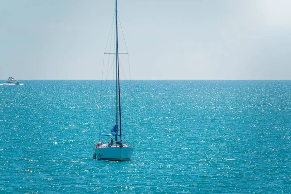 Yate de vela en el mar azul calma . — Foto de Stock