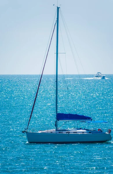 Yate de vela en el mar azul calma . —  Fotos de Stock