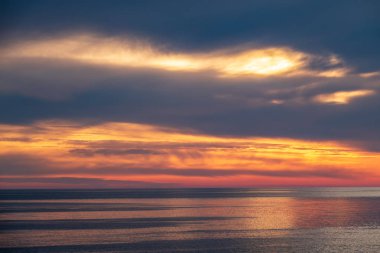 Deniz üzerinde güzel turuncu gün batımı.
