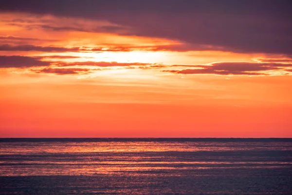 Hermoso atardecer rojo y naranja sobre el mar . —  Fotos de Stock