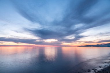 Deniz üzerinde güzel turuncu gün batımı.