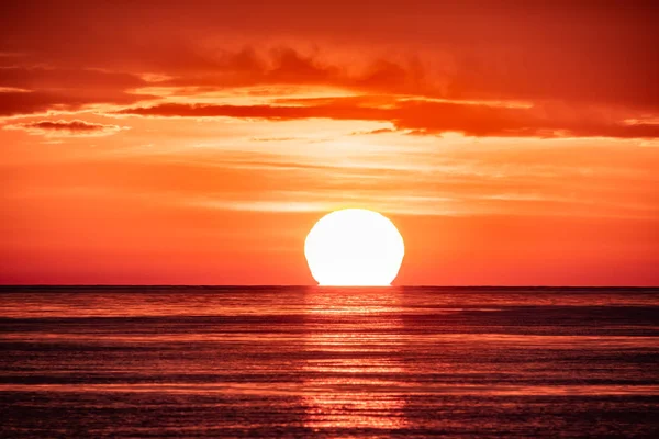 Bellissimo tramonto rosso e arancione sul mare. Il sole tramonta sul mare . — Foto Stock