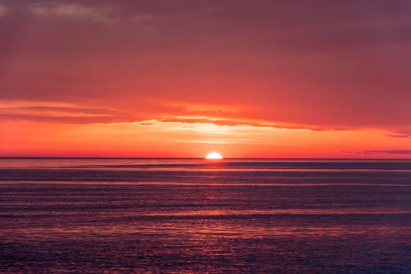 Hermoso atardecer rojo y naranja sobre el mar. El sol se pone sobre el mar . —  Fotos de Stock