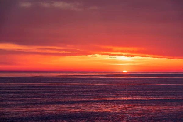 Hermoso atardecer rojo y naranja sobre el mar. El sol se pone sobre el mar . —  Fotos de Stock
