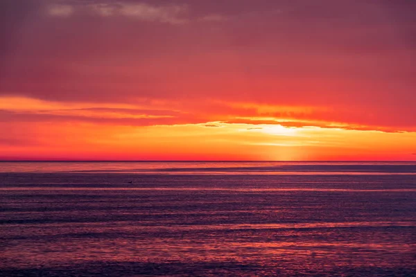 Hermoso atardecer rojo y naranja sobre el mar . —  Fotos de Stock