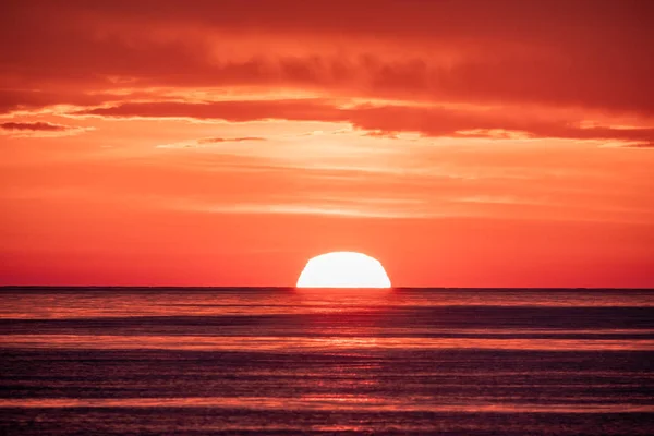 Bellissimo tramonto rosso e arancione sul mare. Il sole tramonta sul mare . — Foto Stock