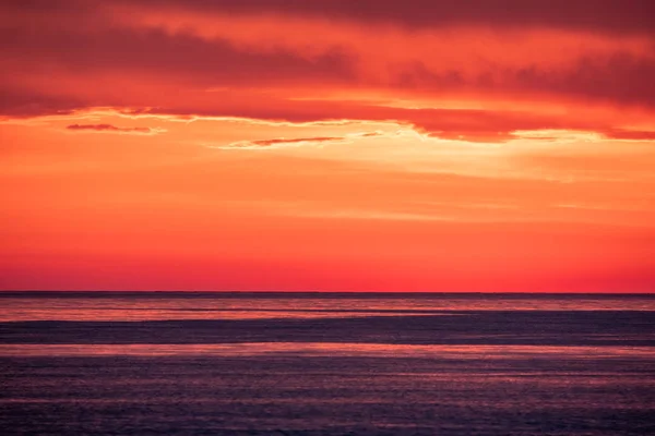 Hermoso atardecer rojo y naranja sobre el mar . — Foto de Stock