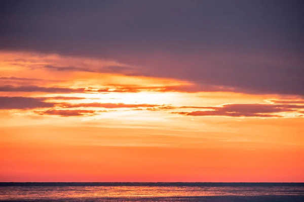 Belo pôr do sol vermelho e laranja sobre o mar . — Fotografia de Stock