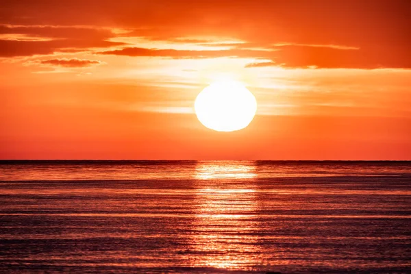 Hermoso atardecer rojo y naranja sobre el mar. El sol se pone sobre el mar . — Foto de Stock