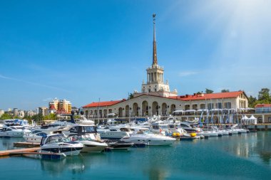 Soçi Deniz İstasyonu ve marina açık bir yaz gününde yanında.