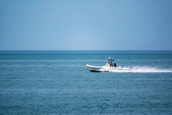 Un bateau de patrouille des garde-côtes vogue près du rivage — Photo