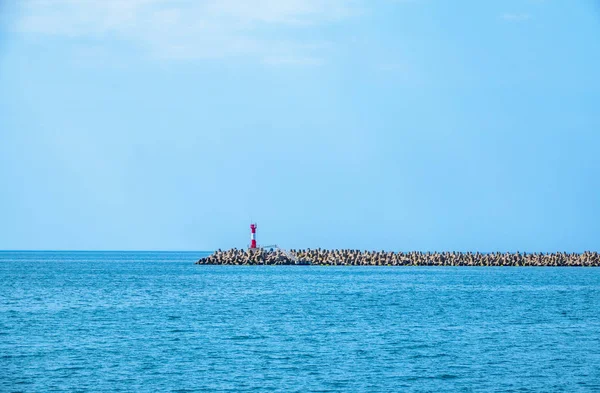 Маяк на воді у блакитному морі — стокове фото
