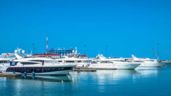Beautiful clear day in the sea harbor with moored yachts. — Stock Photo, Image