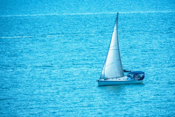 Yate de vela en el mar azul calma . — Foto de Stock