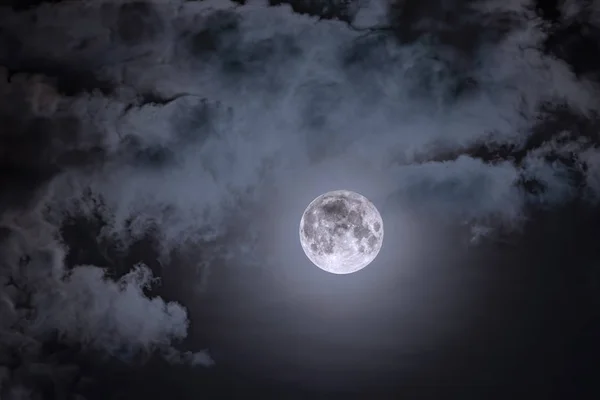 夜晚的天空和云的满月 — 图库照片