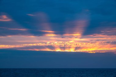 Deniz üzerinde güzel turuncu gün batımı.