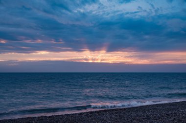 Deniz üzerinde güzel turuncu gün batımı.