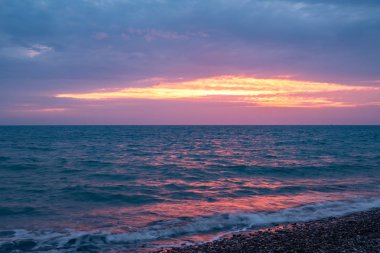 denize güzel pembe günbatımı.