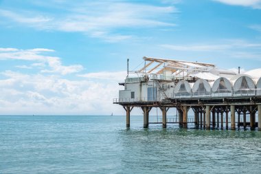 Kıyıya yakın denizde destekler platformu.