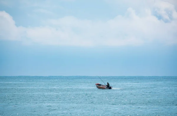 En fisker seiler i båt. . – stockfoto