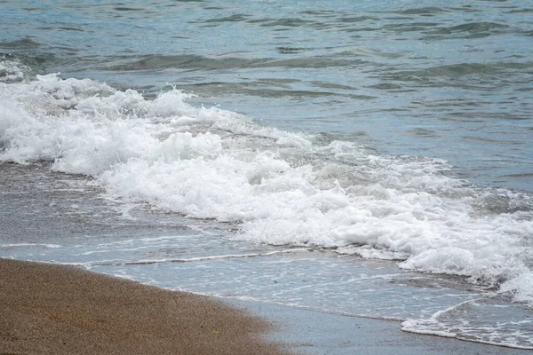 모래가 많은 해변의 바다 의부드러운 물결 — 스톡 사진