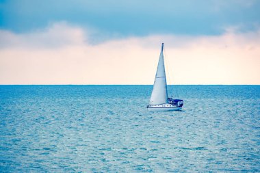 Mavi sakin denizde yelkenli yat.