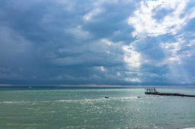Mavi deniz ve bulutlu bir günde birkaç tekne