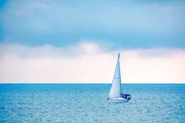 Ιστιοπλοϊκό γιοτ στη γαλάζια ήρεμη θάλασσα. — Φωτογραφία Αρχείου