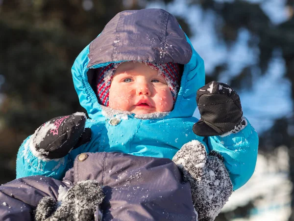 Un bambino piccolo con la neve sul viso . — Foto Stock