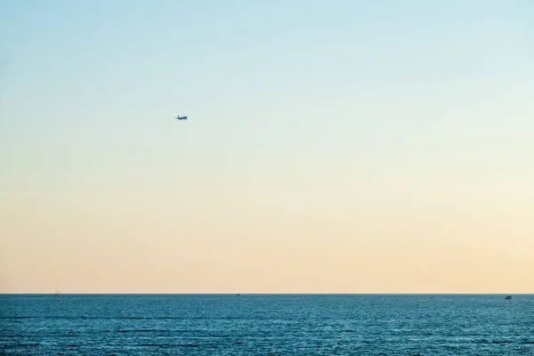 Silhouette Avion Atterrissage Dessus Mer Bleue Coucher Soleil Avion Volant — Photo