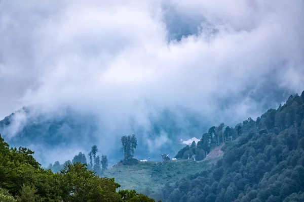 Haute Montagne Avec Des Pentes Vertes Cachées Dans Des Nuages — Photo