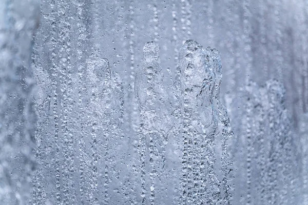 Wasserspritzer Vor Hellem Hintergrund Fontäne Ein Wasserstrahl Gegen Bewölkten Himmel — Stockfoto