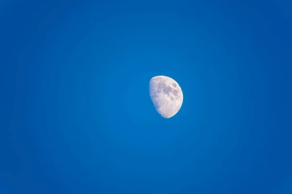 Подробное Изображение Полумесяца Прекрасная Половина Луны Голубом Ясном Небе — стоковое фото