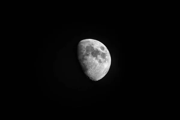 半月的详细图像 美丽的半月形在漆黑晴朗的天空中与世隔绝 — 图库照片