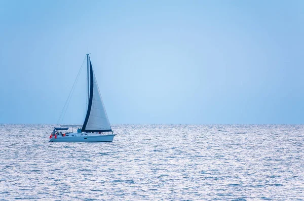 Voilier Dans Mer Bleue Calme Yacht Dans Les Eaux Paisibles — Photo