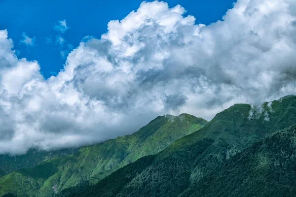 Alta Montanha Com Encostas Verdes Escondidas Nuvens Espessas Neblina Névoa — Fotografia de Stock