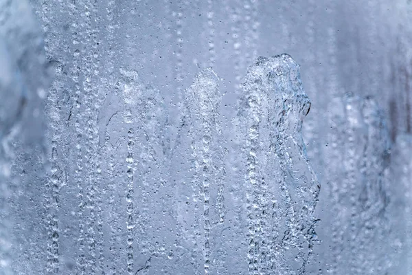 Wasserspritzer Vor Hellem Hintergrund Fontäne Ein Wasserstrahl Gegen Bewölkten Himmel — Stockfoto