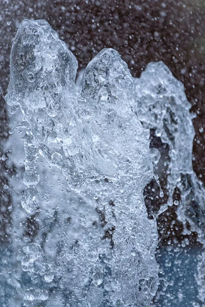 Wasser Plätschert Aus Einem Brunnen Auf Leuchtend Grünem Hintergrund Natürliche — Stockfoto