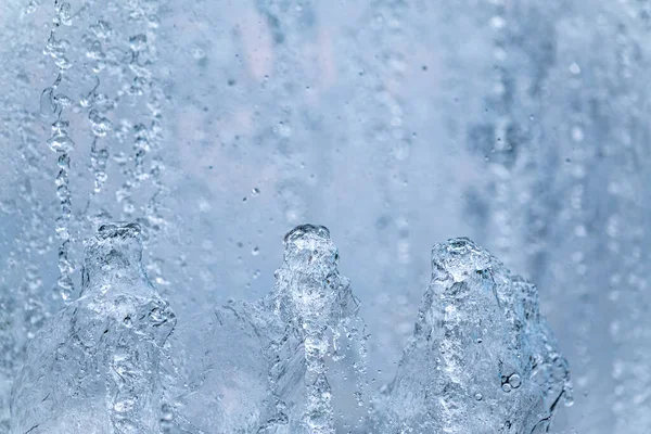 Wasserspritzer Vor Hellem Hintergrund Fontäne Ein Wasserstrahl Gegen Bewölkten Himmel — Stockfoto