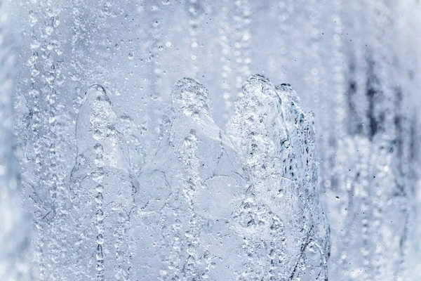 Splashes Água Contra Fundo Claro Fonte Jato Água Contra Céu — Fotografia de Stock