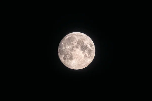 黒の背景にスーパームーン 黒で隔絶された満月背景 — ストック写真