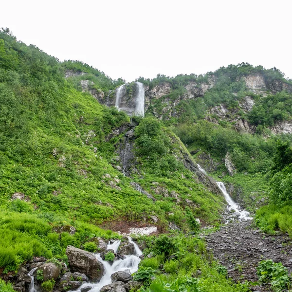 Vue Sur Les Montagnes Verdoyantes Avec Des Rochers Haute Cascade — Photo