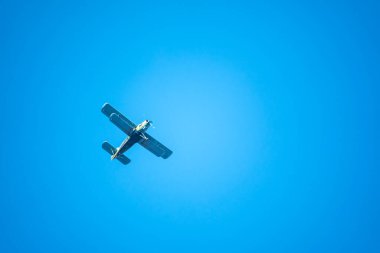 Mavi gökyüzünde yeşil çift kanatlı uçak. Mavi gökyüzüne karşı eski uçak
